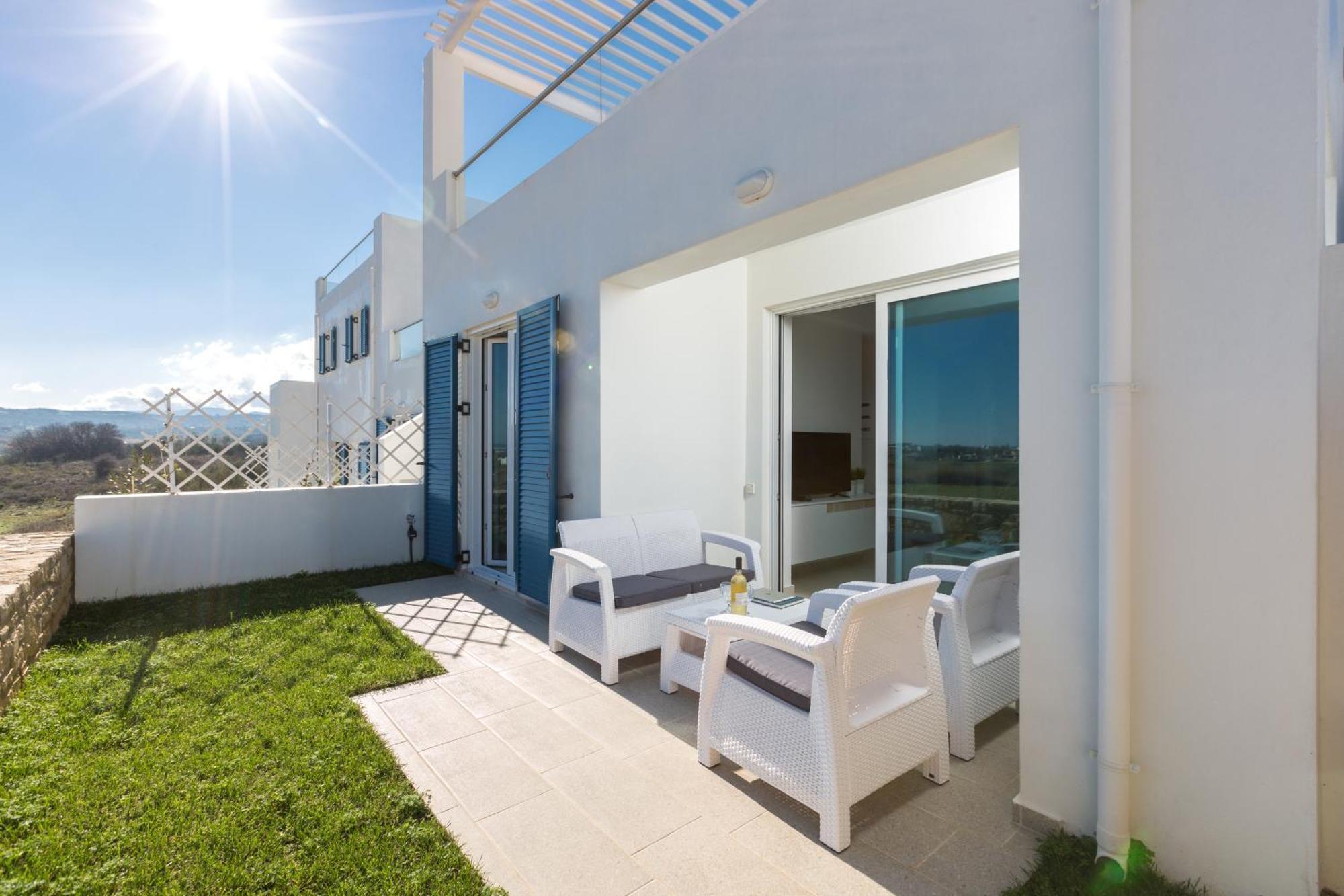 Triton Sea View Villa เยโอริยิอูโปลิส ภายนอก รูปภาพ